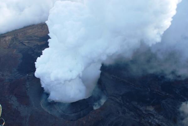 Degassing from a crater of Nyamuragira (source: Julien Paluku / Twitter: pic.twitter.com/oKmCMMrkVX)