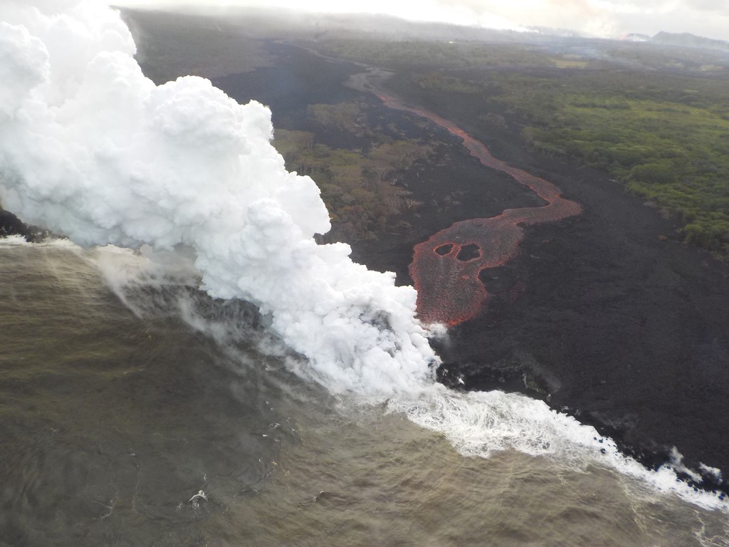 By the end of the afternoon on 21 May, only a single ocean entry was active which lava channel originates from fissure 22. (HVO/USGS)