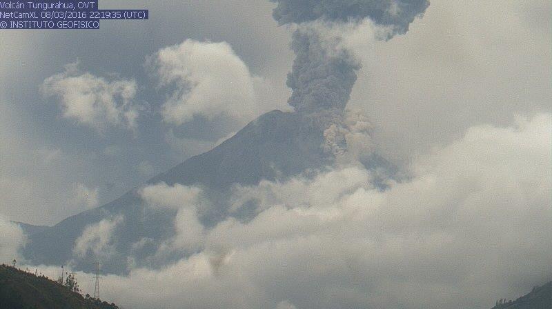 Strong explosion from Tungurahua yesterday evening; a small pyroclastic flow can be seen departing from the base of the eruption column.