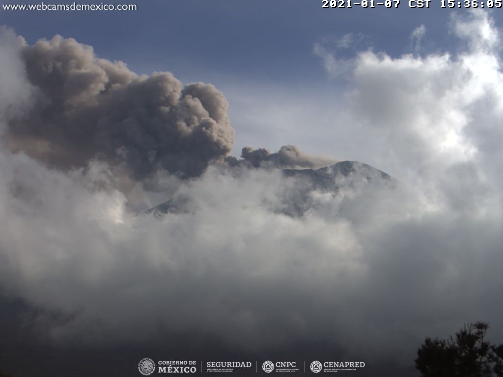 Vulcanic explosion from Popocatépetl volcano on 7 January (image: CENAPRED)