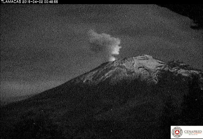 Incandescence at the summit crater and steam emission from Popocatépetl
