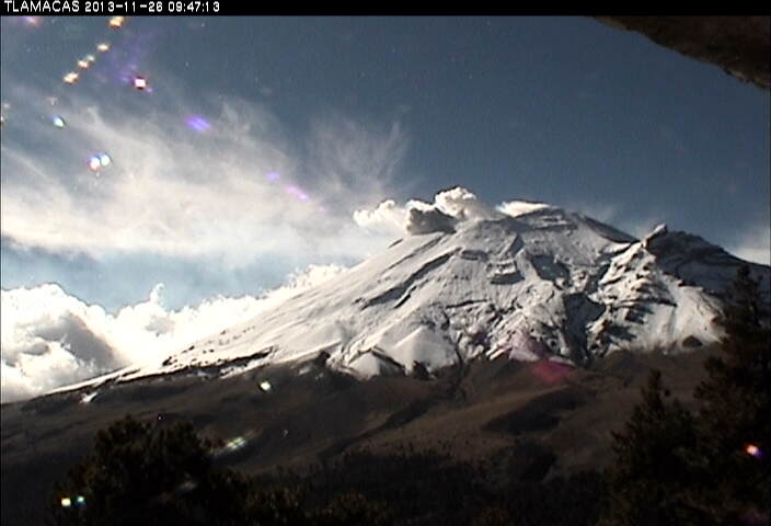 Small ash emission from Popocatépetl this morning