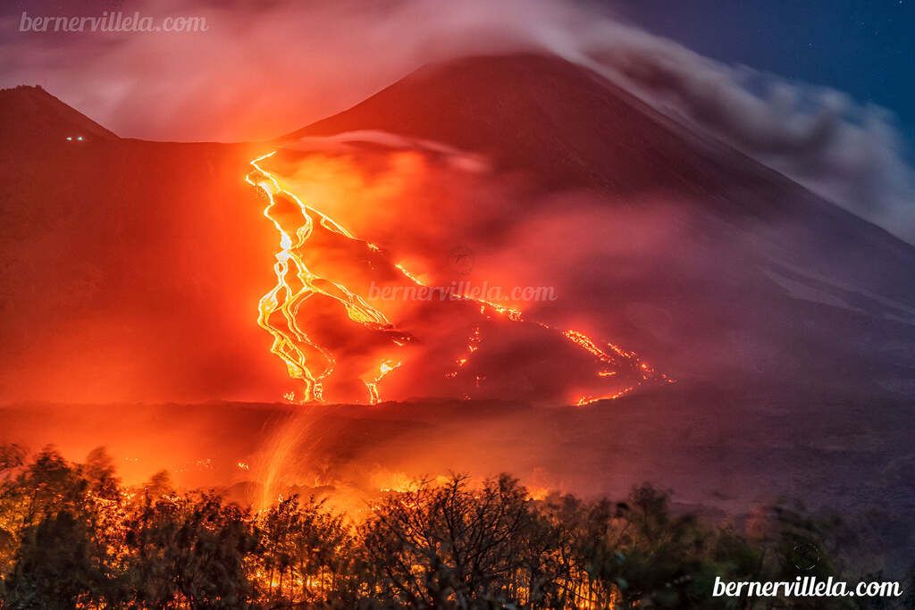 Lava flows from Pacaya inundating bush land on 29 Mar (image: Berner Villela Fotografía / facebook)