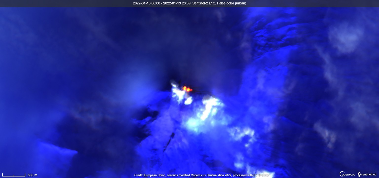 Strong thermal hotspot at Pavlof volcano detected yesterday (image: Sentinel 2)