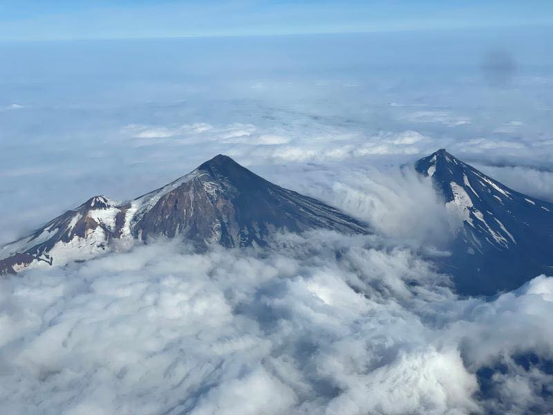 Pavlof volcano from helicopter (image: AVO)