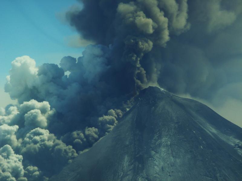 Pavlof volcano eruption column, May 18, 2013. Photo courtesy Theo Chesley. (AVO)