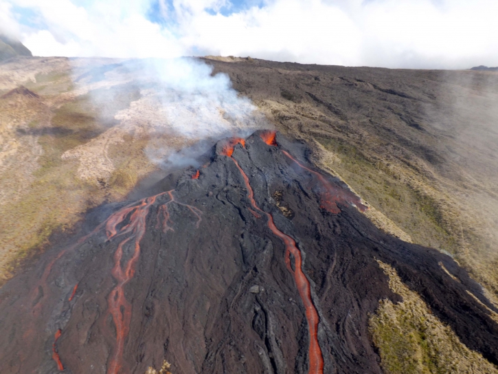 Lava flows from the current eruption of Piton de la Fournaise this morning (image: OVPF)