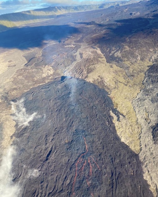 The upper active lava flow in the vicinity of the spatter cone (image: OVPF)