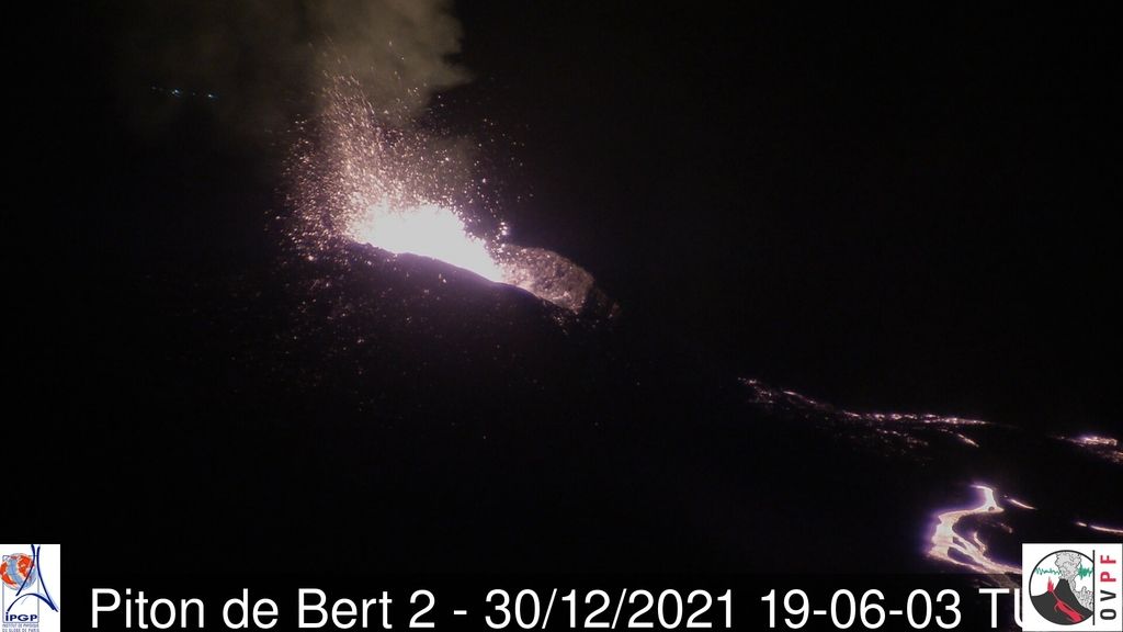 Intense lava fountains rose a few meters above the cone (image: OVPF)