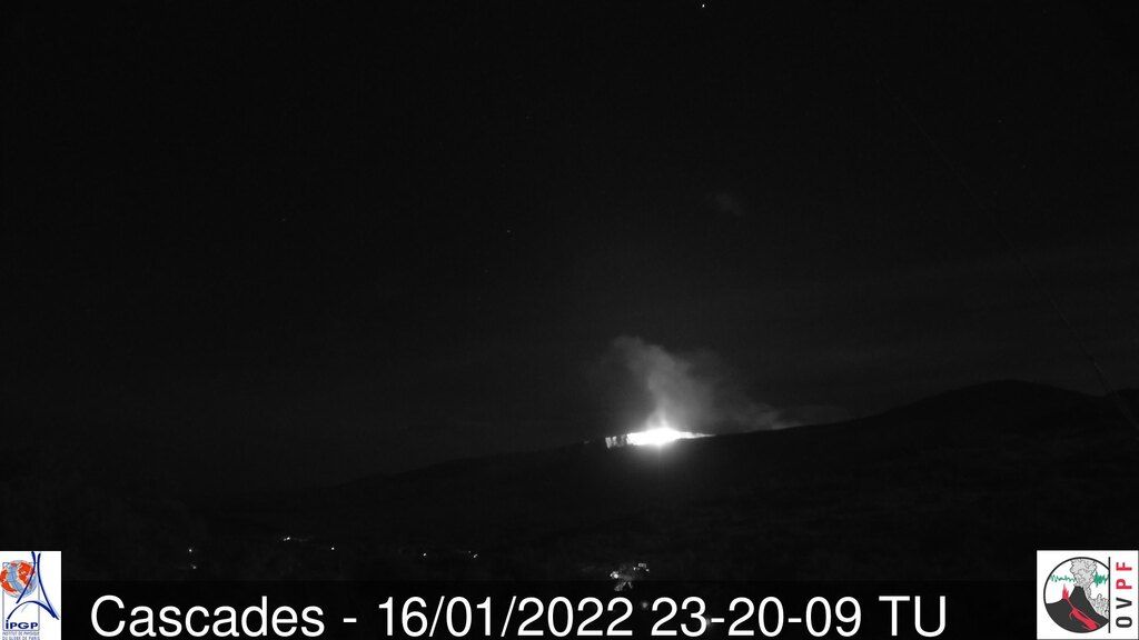 Glowing steam continues to rise from the vent (image: OVPF)