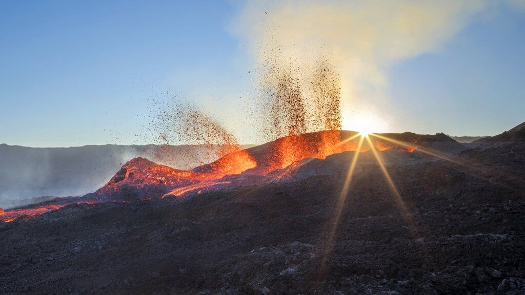Lava fountains being erupted from the eruptive fissure (image: Réunion Tourisme/twitter)