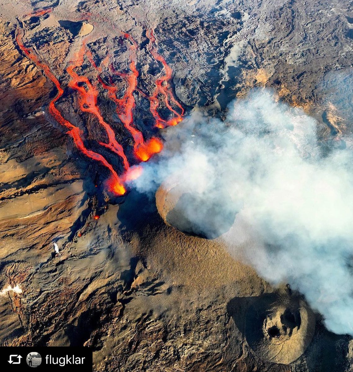 Active fissure vents at the base of Kala Pélé crater generating lava fountains and flows (image: Piton De La Fournaise/facebook)