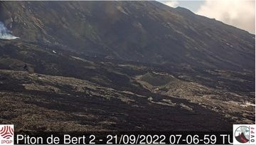 Gas emissions (top left) at the eruption site as seen from Piton de Bert webcam (image: OVPF)