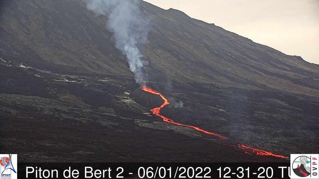 The lava overflow escaping the vent yesterday afternoon (image: OVPF)