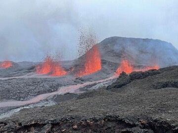 Lava fountains continue from a couple of vents (image: OVPF)