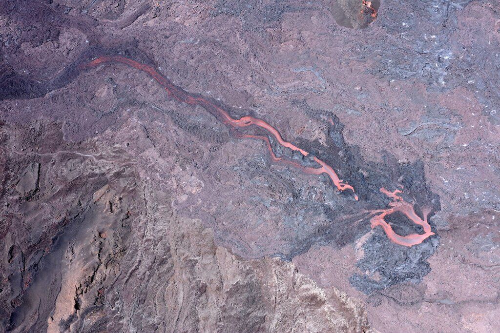 The lava flow at the current eruption site at Piton de la Fournaise volcano (image: OVPF)