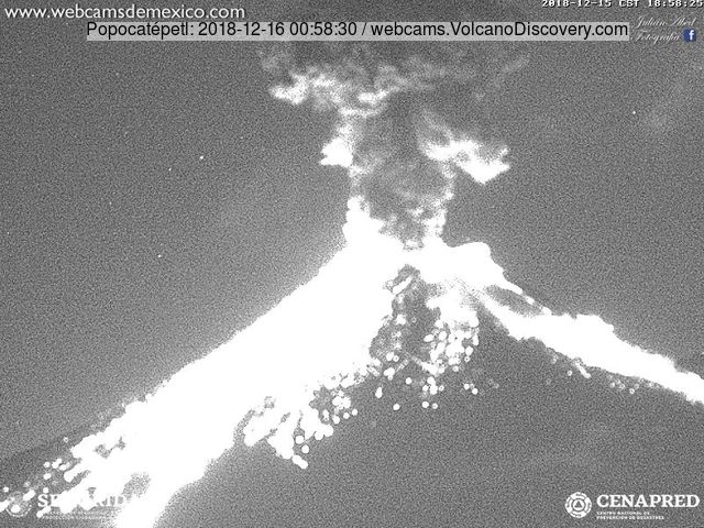 Eruption of Popocatepetl last evening (image: Webcams de Mexico / CENAPRED webcam)