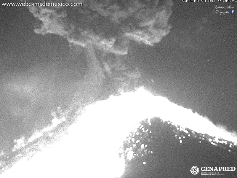 Massive eruption of Popocatépetl yesterday evening (image: Webcams de Mexico / CENAPRED)