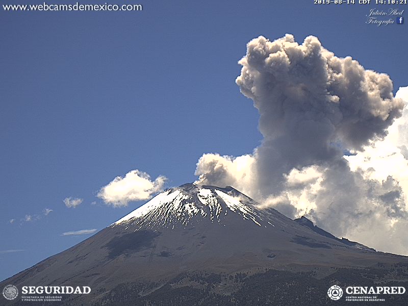Eruption of Popocatépetl a few minutes ago