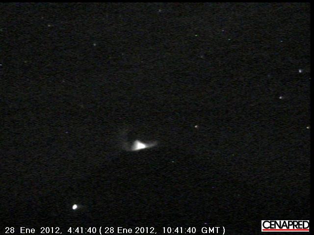 Webcam image of Popo showing the glow at the summit crater (CENAPRED)