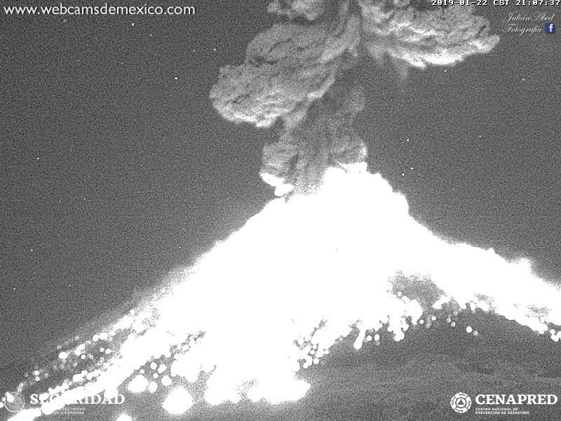 Eruption of Popocatepetl 22 Jan 2019 evening (image: Webcams de Mexico / CENAPRED webcam)