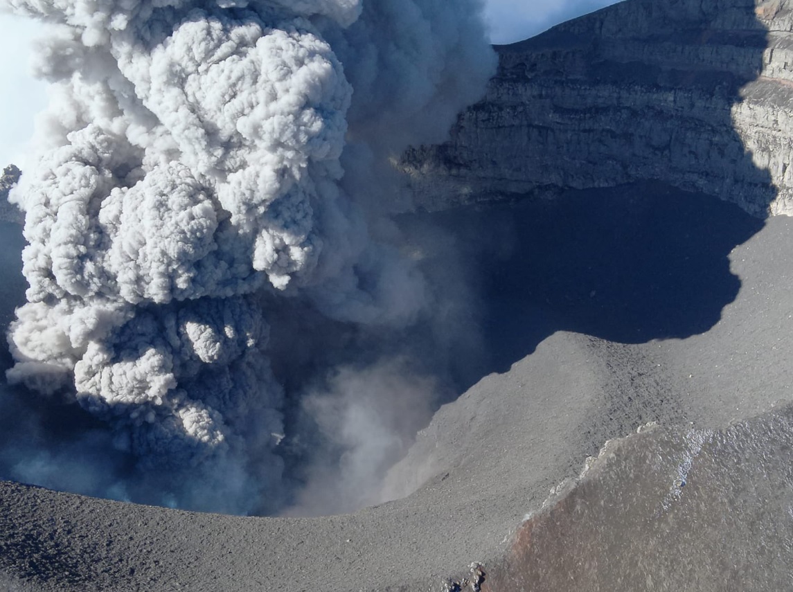 Abundant ash emissions from the Popocatépetl volcano this morning (image: El Universal)