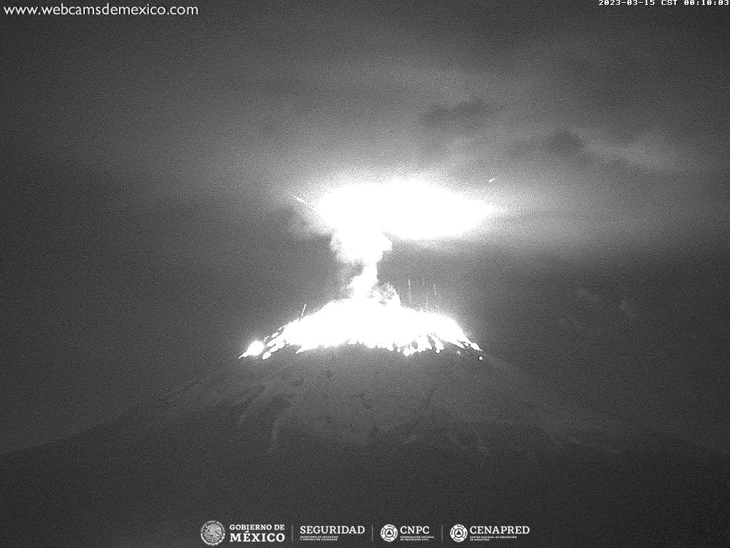 Popocatépetl volcano (Mexico): glowing lava bombs covered summit area