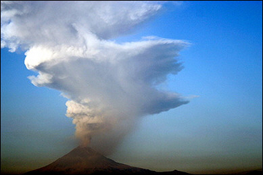 Popocatepetl volcano on 1st of Dec. 2005,  (AFP photo /Ronaldo Schemidt)