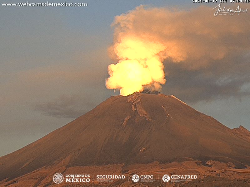 Steam and gas emissions from Popocatépetl volcano this morning (image: CENAPRED)