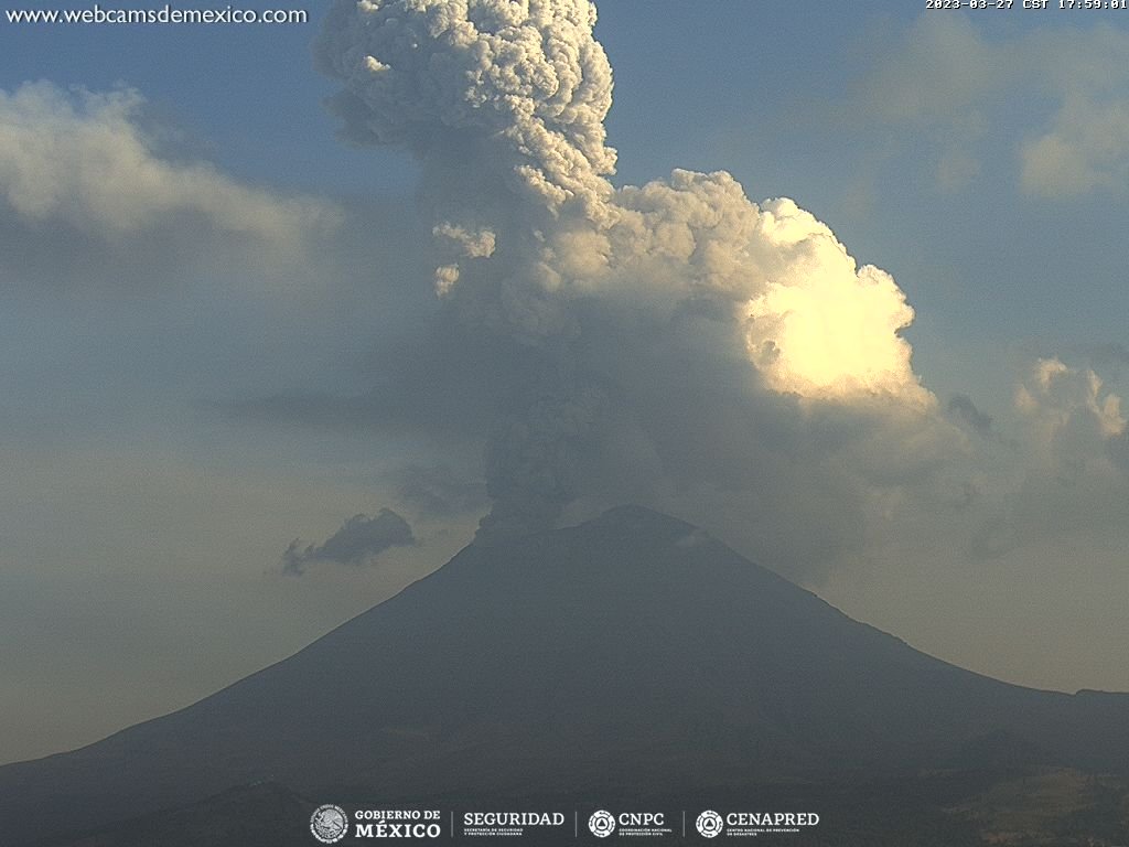 Powerful explosion from Popocatépetl volcano yesterday (image: webcamsdemexico.com)