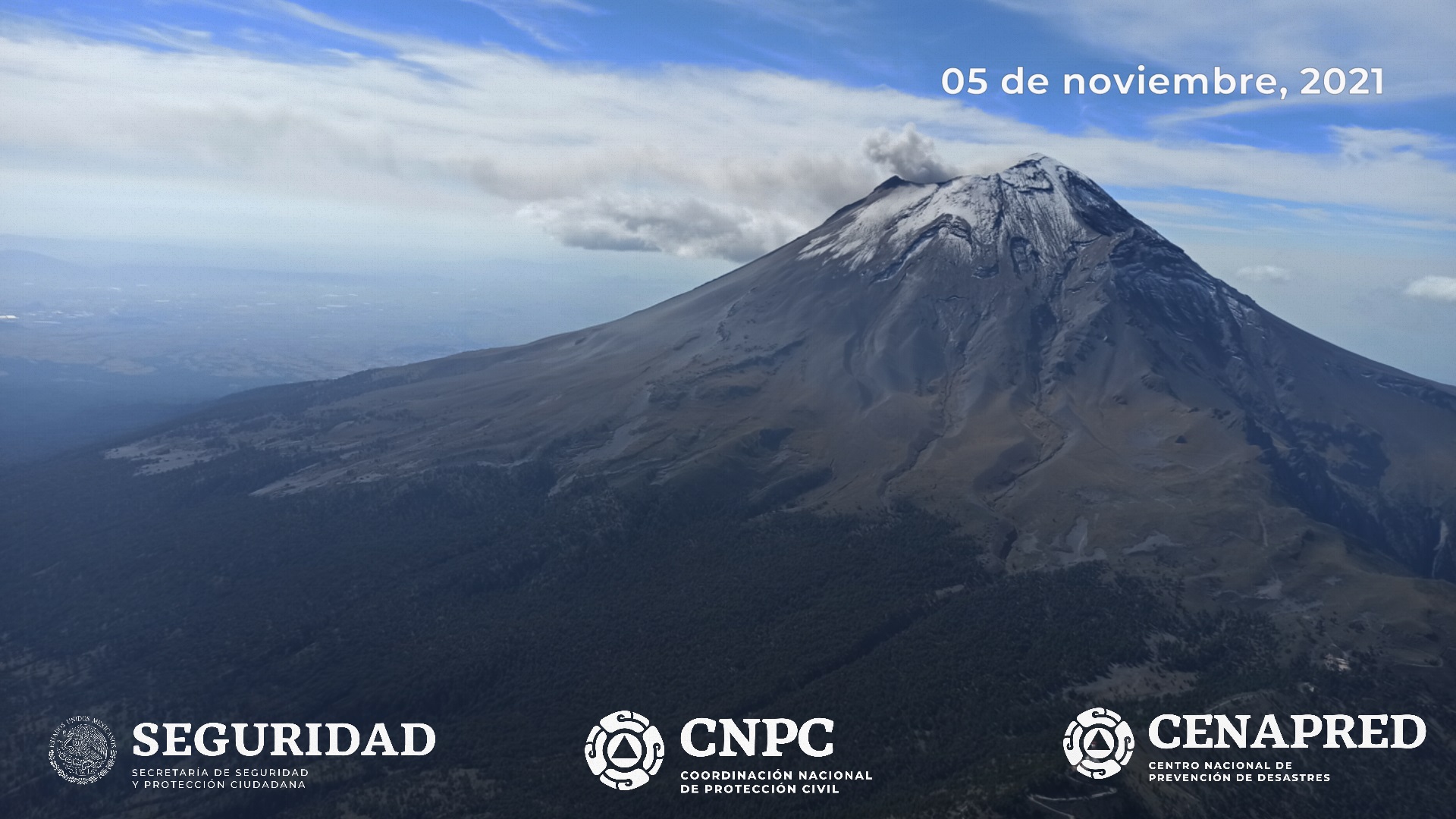 Gas and ash emissions from Popocatépetl volcano, the image taken during the overflight (image: CENAPRED)