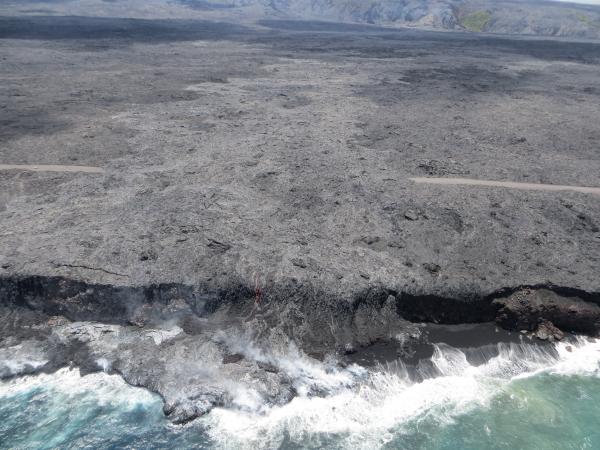 The new lava flow that reaches the ocean at Kilauea volcano seen on 2 Aug 2016 (image: HVO)
