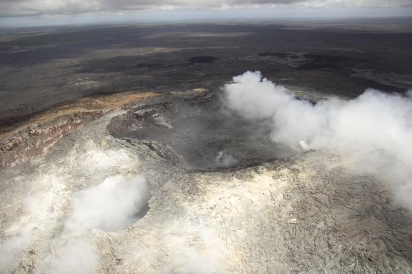 Aerial view of Puu Oo with the small pit crater in the western part of the crater (image: HVO)