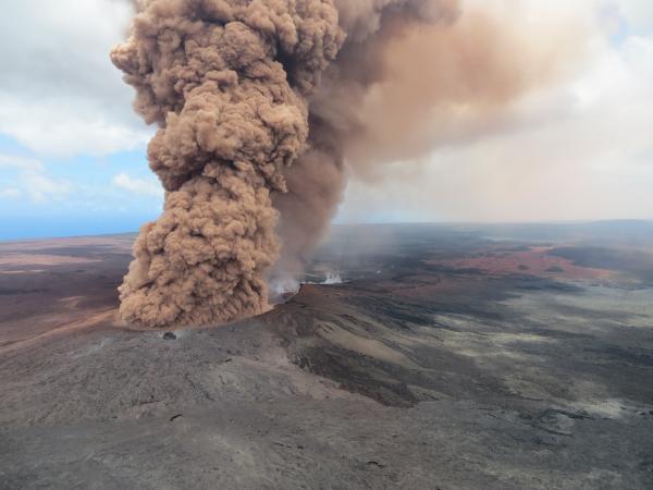 Ash plume generated by an internal collapse at Pu'u 'O'o following yesterday's 6.9 South Flank of Kīlauea earthquake (image: HVO / USGS)