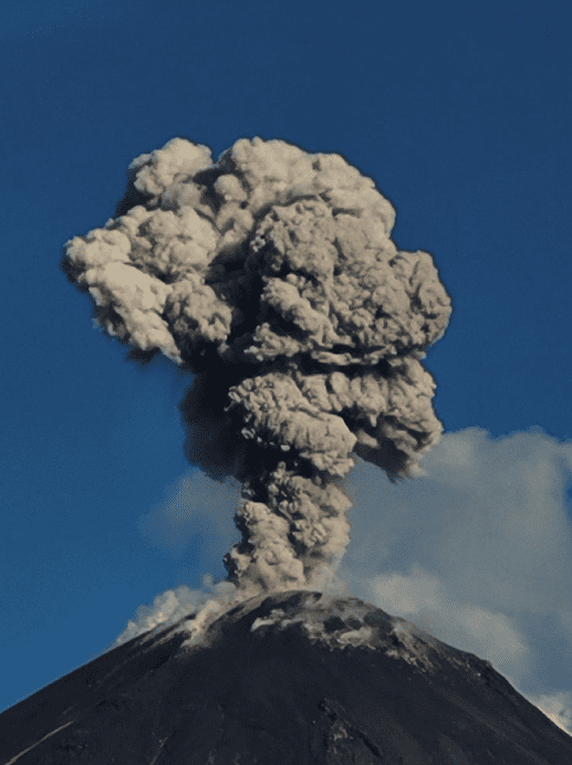 Explosion from Reventador volcano on 11 May (image: Instituto Geofísico)
