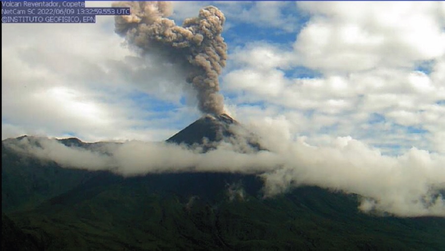 Vulcanian activity at Reventador volcano today (image: IGEPN)