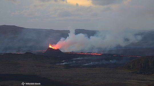 The eruption continues from the one main spatter cone (image: IMO)