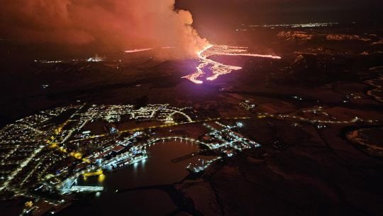 The oozing lava advances toward Grindavík (image: Almannavarnir)
