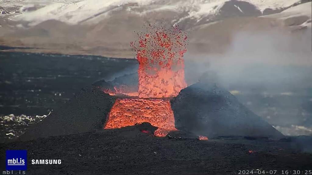 The oozing red-glowing lava overflow from the main crater vent yesterday (image: mbl.is)