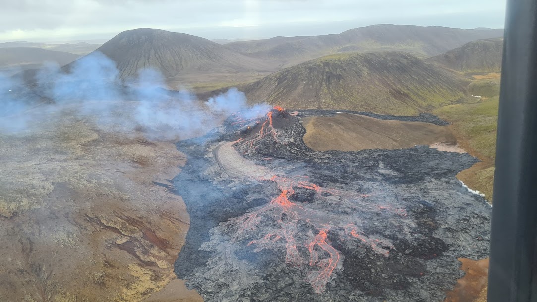 View of the ongoing eruption this morning (image: Civil Protection and Emergency Management via IMO / twitter)