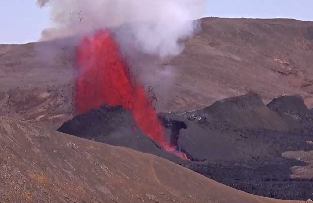 Lava fountain from the central vent of Iceland's ongoing eruption in the Reykjanes peninsula (image: RUV webcam)