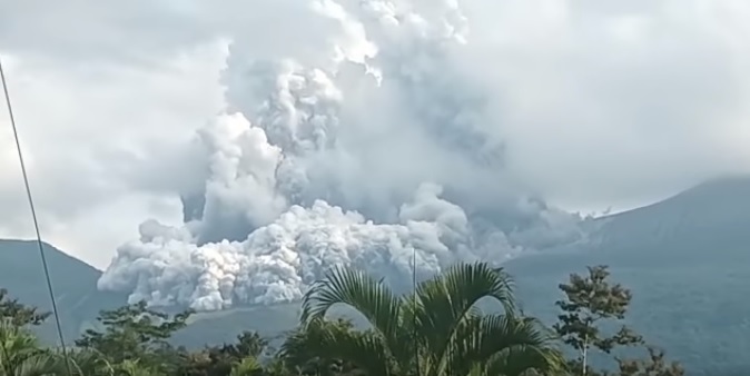 The pyroclastic flow followed the powerful eruption at Rincon de la Vieja volcano yesterday (image: Volcanes Sin Fronteras-VSF)