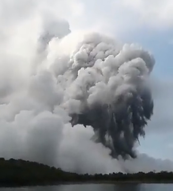 The phreatic explosion from Rincon de la Vieja volcano by local witnesses on 25 May (image: @deikel_arley/twitter)