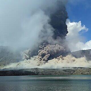 Rinjani's vulcanian eruption yesterday (image: Rindi Rmaniar / Instagram)