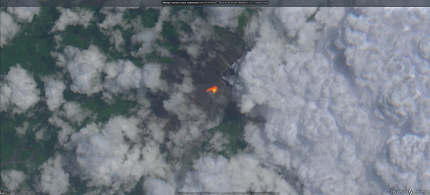 Hot rock falls from the SW lava dome are visible from space, as well (image: Sentinel-2)