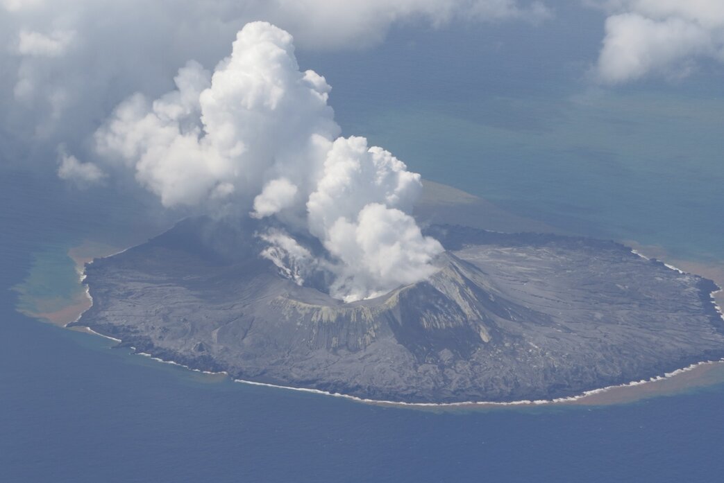 Dense gas and water vapor emissions from Nishinoshima volcano on 14 April (image: JCG)