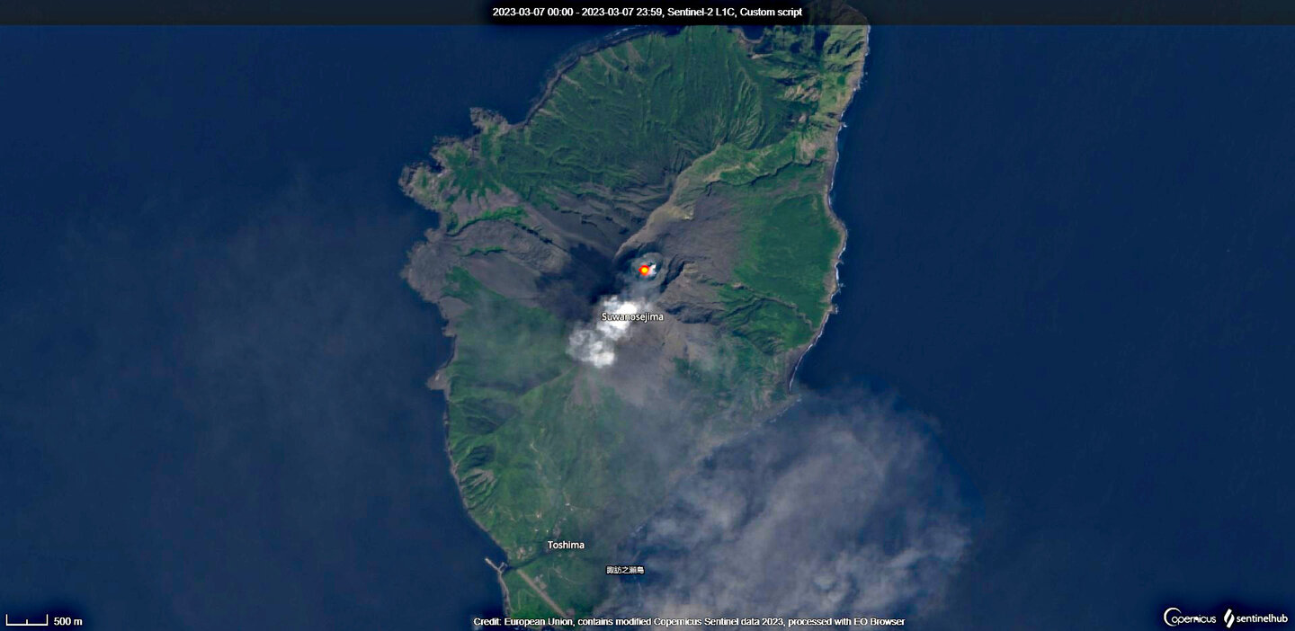 Strong heat anomaly and ash emissions at Suwanosejima volcano as seen from space (image: Sentinel-2, custom script)