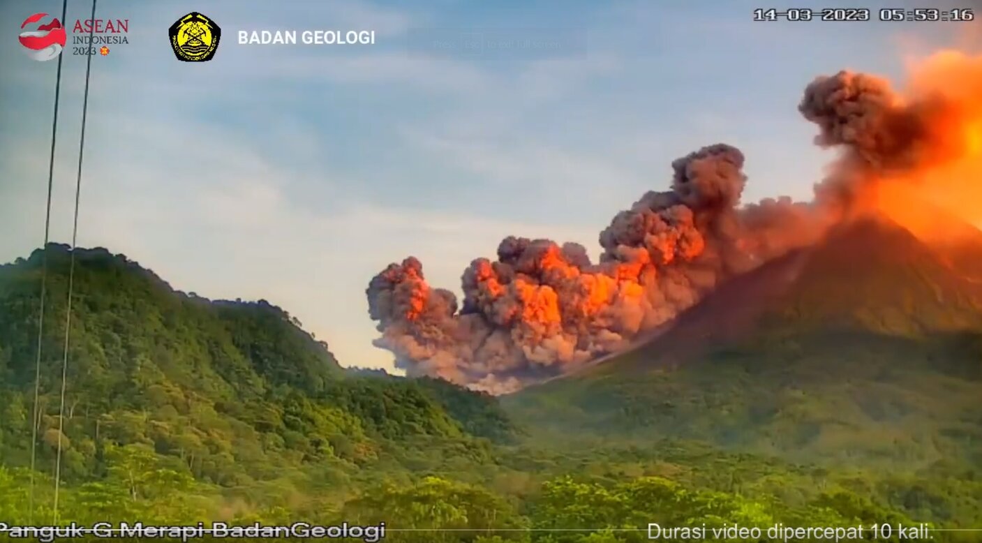 The pyroclastic flow being illuminated by red-to-orange sunlight at dawn today (image: PVMBG)