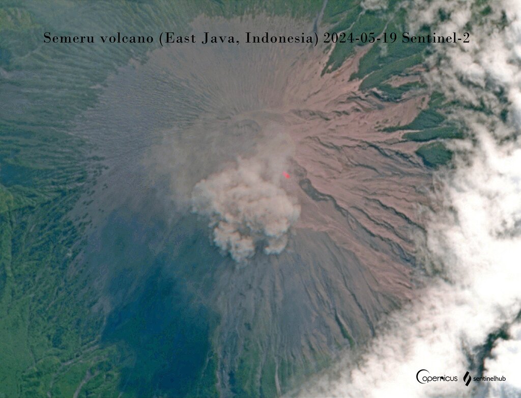 The ash plume and glowing lava dome at Semeru as seen from space on 19 May (image: Sentinel-2)