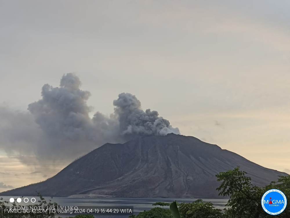 Dense ash emissions from Ruang volcano yesterday (image: PVMBG)